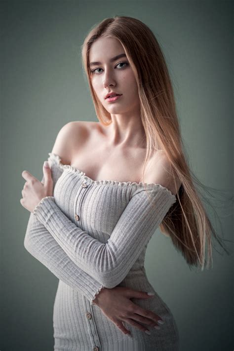 배경 화면 : 금발의, 간단한 배경, 세로보기, 여자들, 뷰어를보고, 모델, 벌거 벗은 어깨, 드레스, 핑크 립스틱, 파란 눈