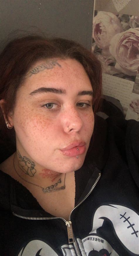 Au natural 😋 : r/FreckledGirls