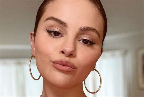 What Selena Gomez's Body Language Reveals - m8vbkll