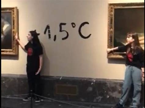 Dos activistas pegan sus manos en el marco de pinturas de Goya en ...
