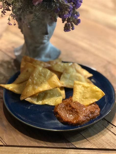 Totopos caseros con untable de tomates secos mexicano // Homemade