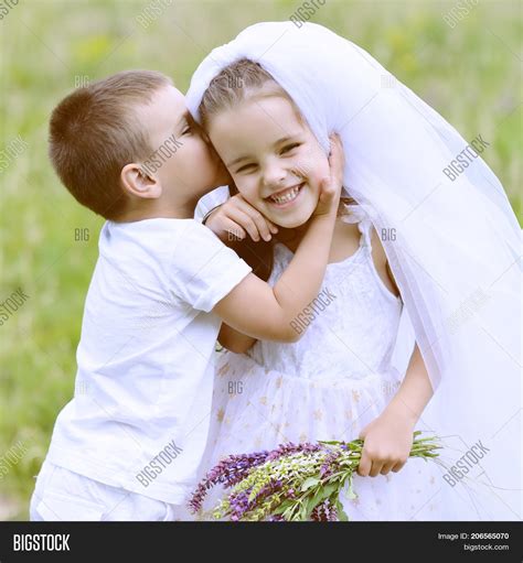 Imagen y foto Young Bride Groom (prueba gratis) | Bigstock