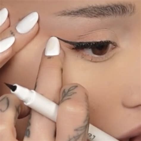 Ariana Grande's Eyeliner Hack: How Ariana Grande Does Her Winged ...