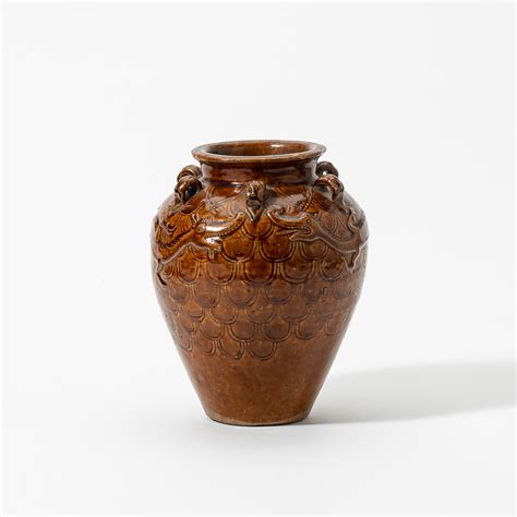 A Chinese or Southeast Asian amber-glazed storage jar - Veilinghuis AAG