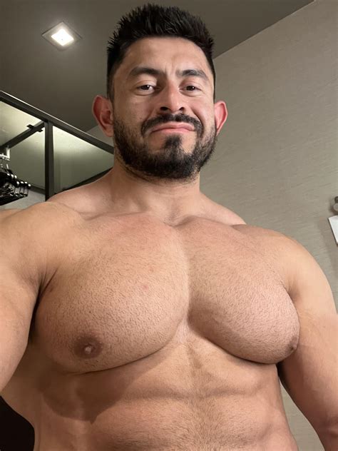 Summer abs are finally coming in. 💪🏼 : r/Gaybodybuilders