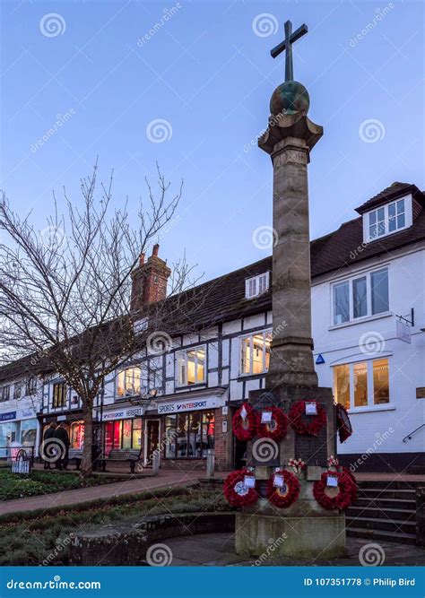 EAST GRINSTEAD, WEST SUSSEX/UK - JANUARY 5 : View of the High St
