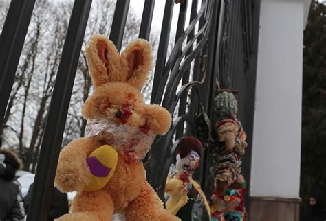 "Правый сектор" принёс "окровавленные" игрушки к храму на западе Украины