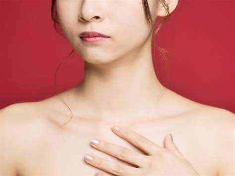 berbagai penyebab jerawat  area dada  perlu kamu ketahui beauty