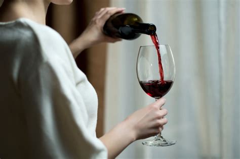 Создать мем "бокалы красного вина, бокал вина, бокалы с вином ...