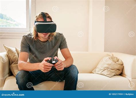 Молодой человек сидя на кресле, используя стекла Vr Стоковое ...