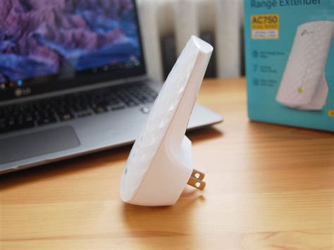 TP-Link RE220 review: An affordable, compact Wi-Fi extender with great ...