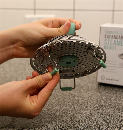 how to open a steamer basket