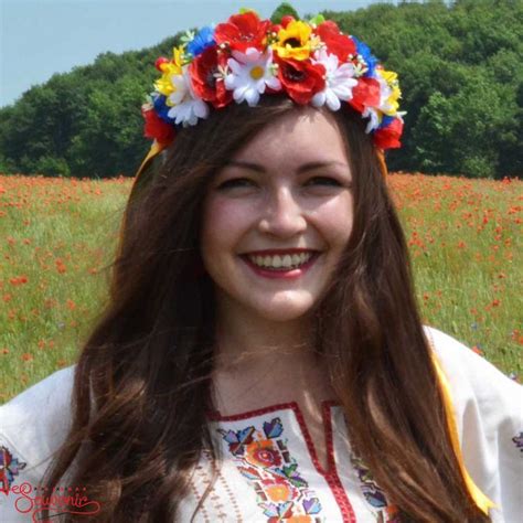Девушки в украинских костюмах