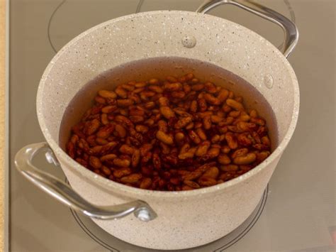 Свинина, тушенная с фасолью и помидорами