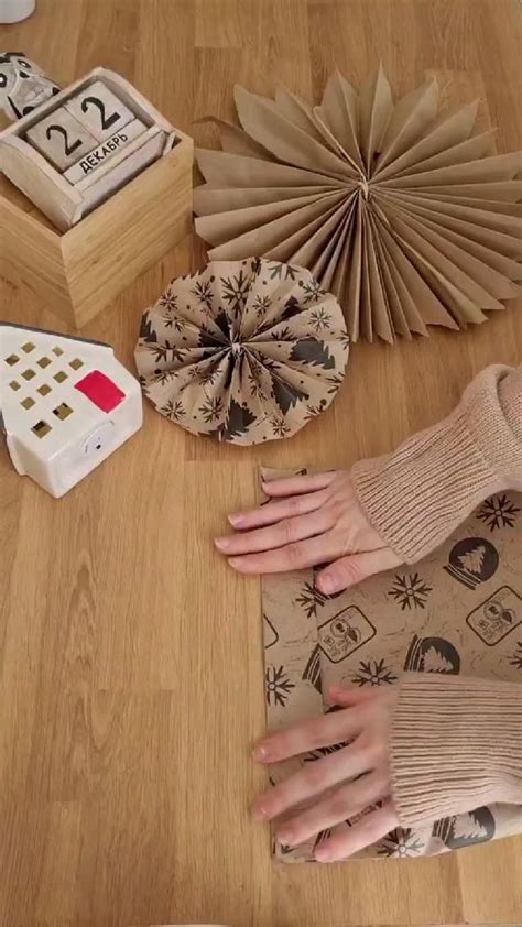 Снежинки из упаковочной бумаги | Рождественские бумажные игрушки ...
