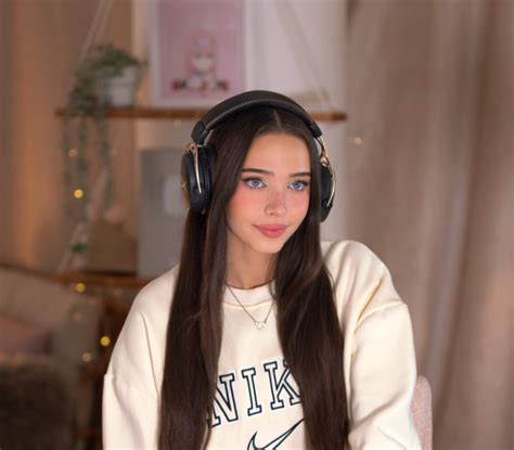 Lydia Violet Pictures (6 Images)