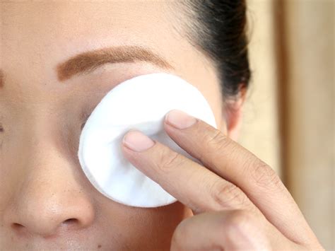 coconut oil is good for face 3