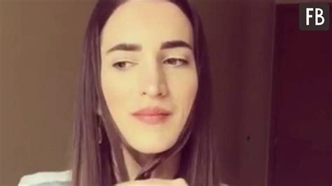 Девушка заплетала косу под подбородком, и все умирали от хохота, но ...