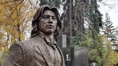 Памятник Дмитрию Хворостовскому открыли на Новодевичьем кладбище