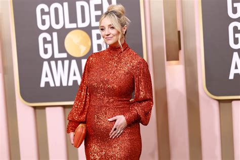 Pregnant Abby Elliott shows off baby bump at Golden Globes 2023
