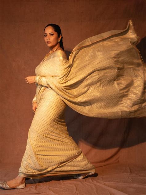 anasuya bharadwaj flaunts  bold desi curve
