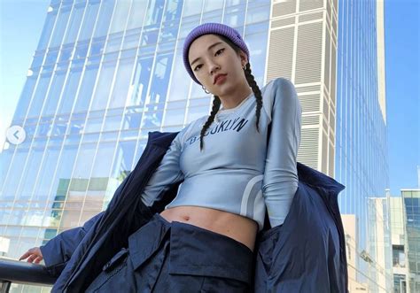 Rozy, la influencer virtual creada por una IA a la que se rifan las marcas