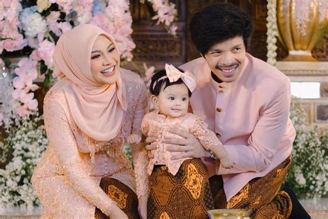 mengenal tradisi tedak siten   tahapannya