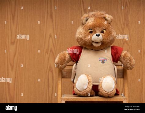 1985 Teddy Ruxpin in original outfit Stock Photo - Alamy