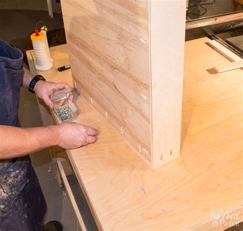 DiY Slide-Out Shelves | Manualidades caseras, Manualidades, Madera