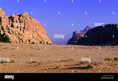 Wadi rum geologie hi-res stock photography and images - Alamy