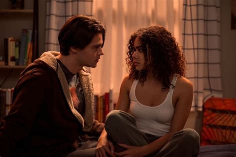Сериал «Джинни и Джорджия» вторую неделю подряд возглавляет рейтинг Netflix