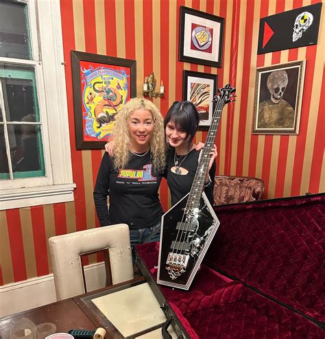 Sean Yseult (@seanyseult) • Instagram photos and videos