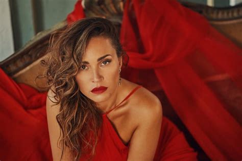 Соня Йончева предизвиква с "Куртизанката", идва за концерти на Великден ...