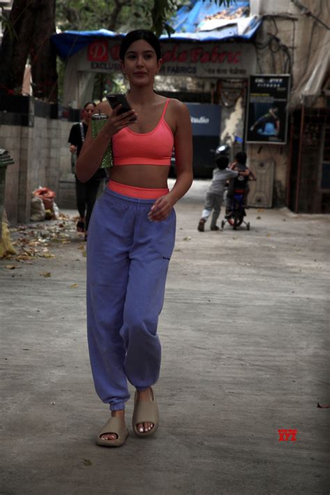 Actress Shanaya Kapoor Spotted Outside Dance Class In Khar - Gallery