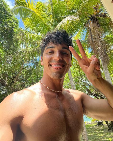 ¿Quién es Taylor Zakhar Perez, el guapo actor protagonista de “Rojo