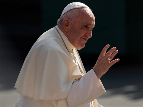 ‘It’s not even real??’: Social media stunned by AI image of Pope ...