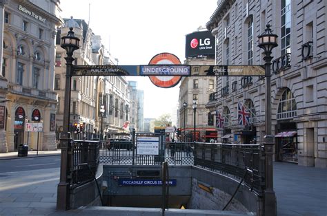 London Walks: Piccadilly Circus to Trafalgar Square - Travel Addict