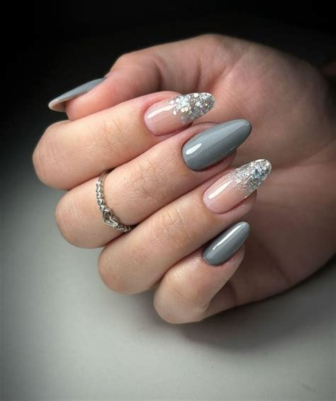 Unha Cinza Com Glitter - Unhas de gel cinza decoradas | Unhas almond cinza, Unhas cinzas com ...