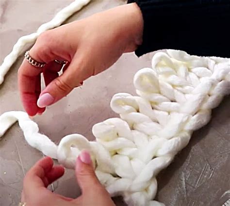 How To Finger-Knit A Chunky Baby Blanket | Finger knitting, Chunky ...