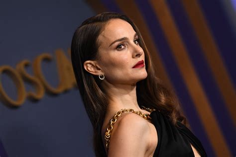 Natalie Portman En Zoon 2024 Natalie Portman Thinks Pink In Oscar De