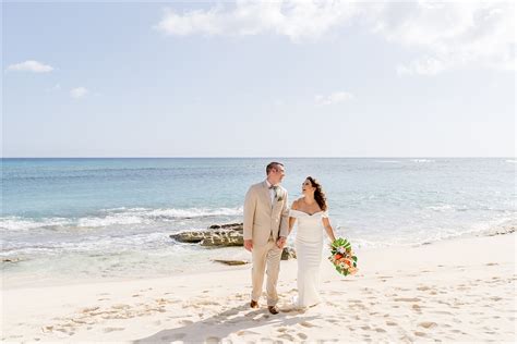 Charming Grand Cayman Wedding | Alyssa + Scott - Janet Jarchow Photography