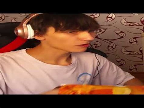 Человек ест чипсы - YouTube