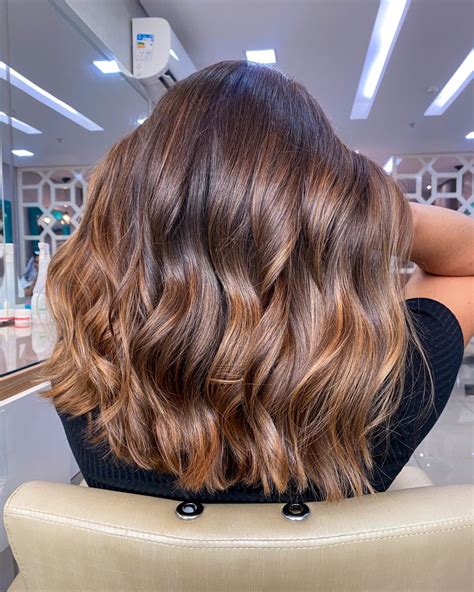 Morena Iluminada Vermelho Acobreado - Morena iluminada natural: tons acobreados | Cabelo, Morenas, Cabelo curto