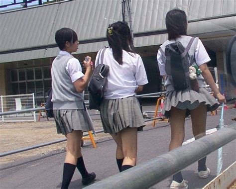 女子高生のハプニングパンチラしている画像がエロすぎw