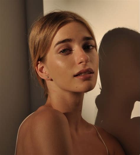 Model Sedcard von Vladislava S - weibliches New Face Fotomodel Deutschland