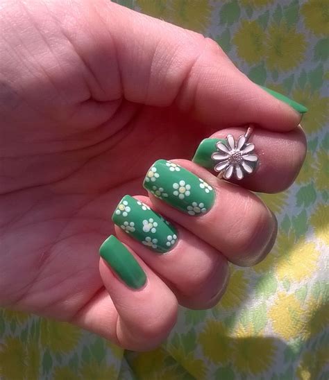 Маникюр ромашка | Nails, Green nails, Beauty