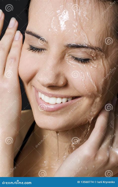 Porque A Mulher Fica Molhada - Mulher molhada e feliz foto de stock. Imagem de higiene - 13560774