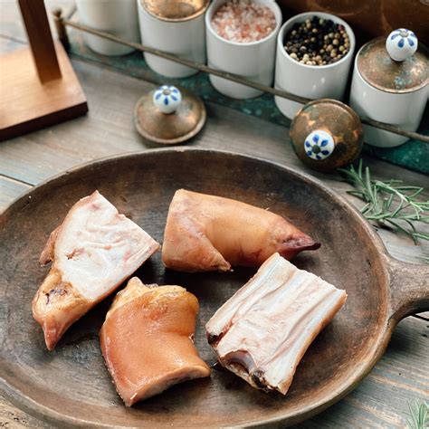 Pastured Pork: Smoked Pig's Feet – Yonder Way Farm