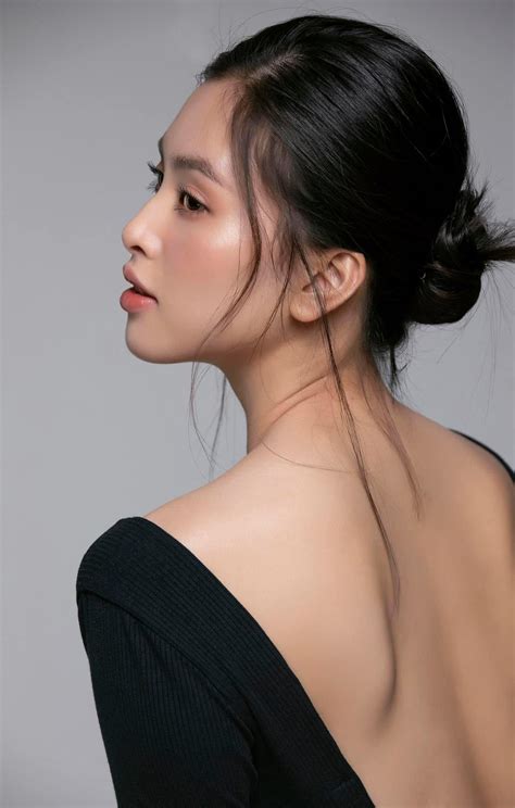 guong mat hoa hau tran tieu vy duoc khen xinh dep khi chat hon ty le vang