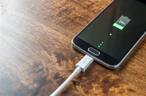 Коли потрібно ставити смартфон на зарядку, щоб не зіпсувати батарею ...